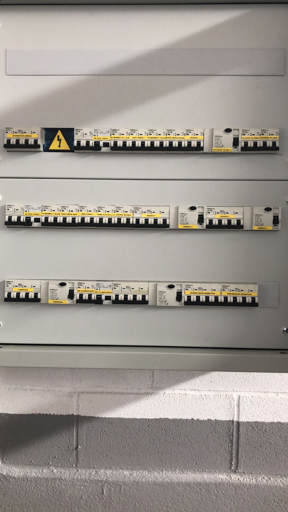 Electricista para reparar instalación de baja tensión
